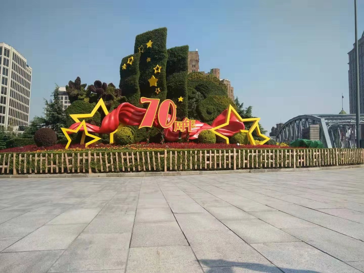 不銹鋼雕塑在設計上有哪些優(yōu)點(diǎn)？